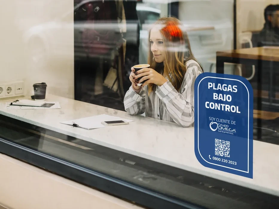 Vidriera de local — cliente con el sticker Plagas bajo control